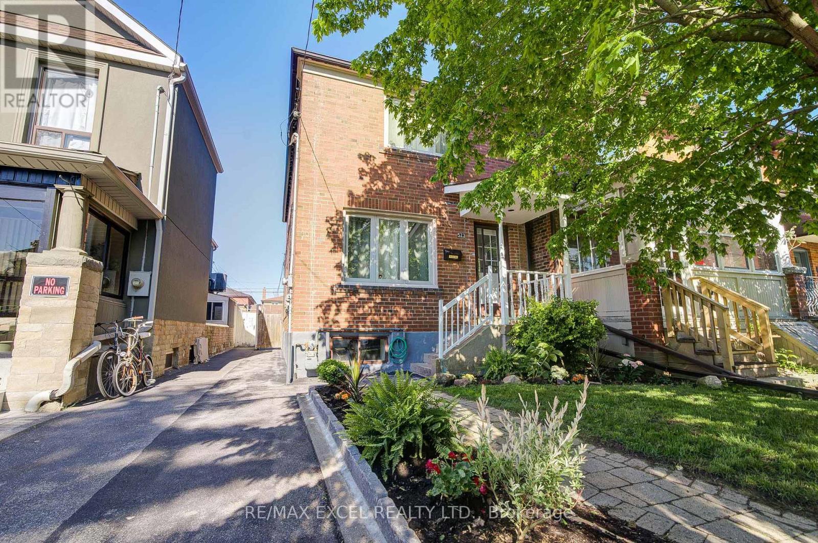 












523 DELAWARE AVENUE

,
Toronto (Wychwood),




Ontario
M6H2V3

