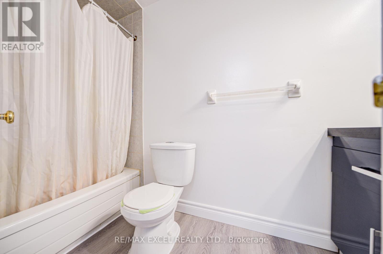 












523 DELAWARE AVENUE

,
Toronto (Wychwood),




Ontario
M6H2V3

