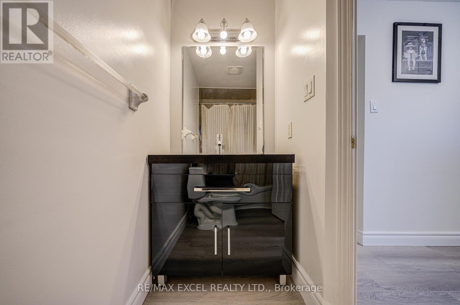 












523 DELAWARE AVENUE

,
Toronto (Wychwood),




Ontario
M6H2V3

