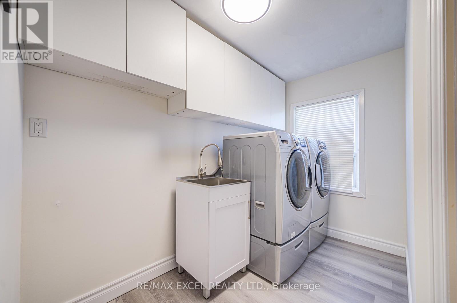 












523 DELAWARE AVENUE

,
Toronto (Wychwood),




Ontario
M6H2V3

