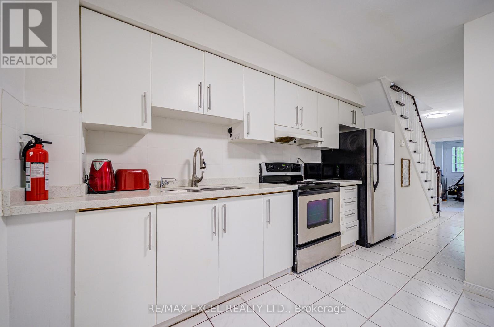 












523 DELAWARE AVENUE

,
Toronto (Wychwood),




Ontario
M6H2V3

