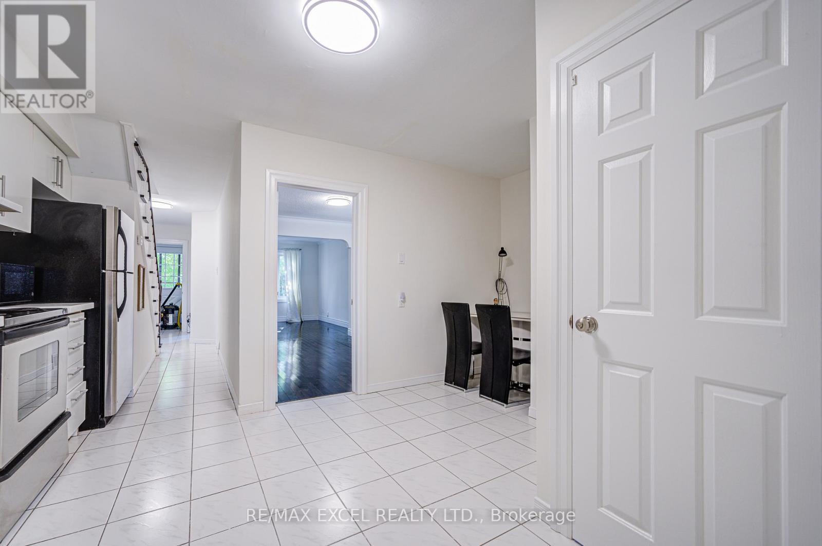 












523 DELAWARE AVENUE

,
Toronto (Wychwood),




Ontario
M6H2V3

