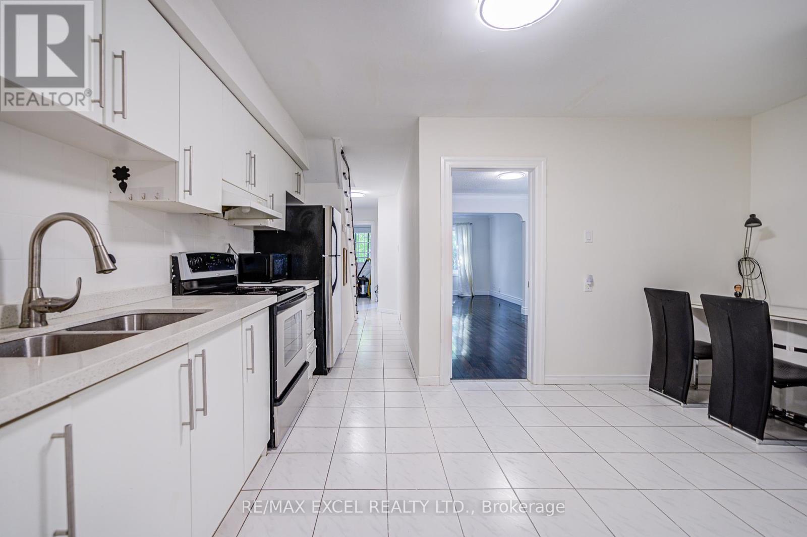 












523 DELAWARE AVENUE

,
Toronto (Wychwood),




Ontario
M6H2V3

