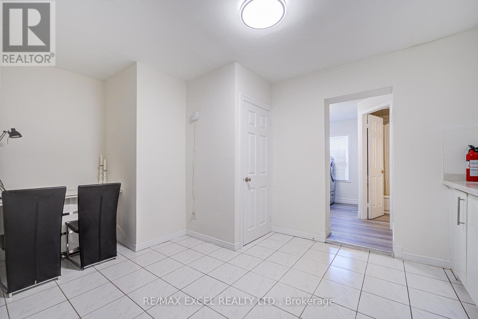 












523 DELAWARE AVENUE

,
Toronto (Wychwood),




Ontario
M6H2V3

