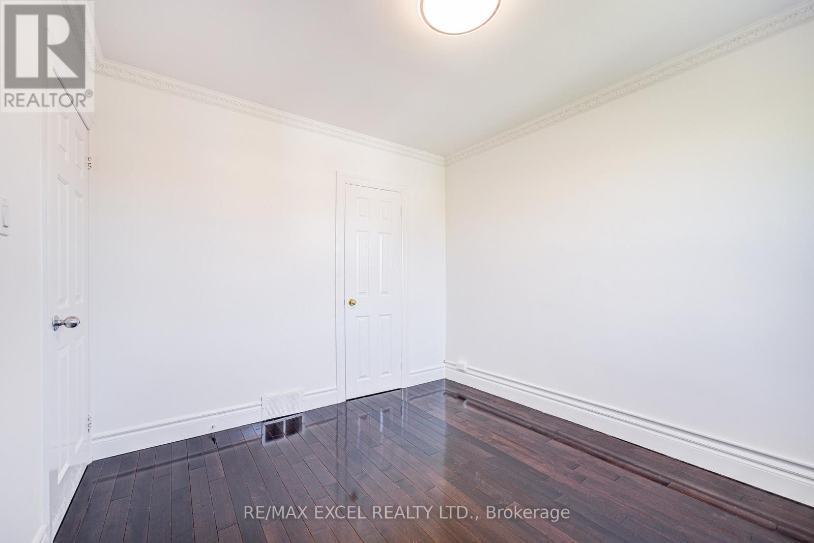 












523 DELAWARE AVENUE

,
Toronto (Wychwood),




Ontario
M6H2V3

