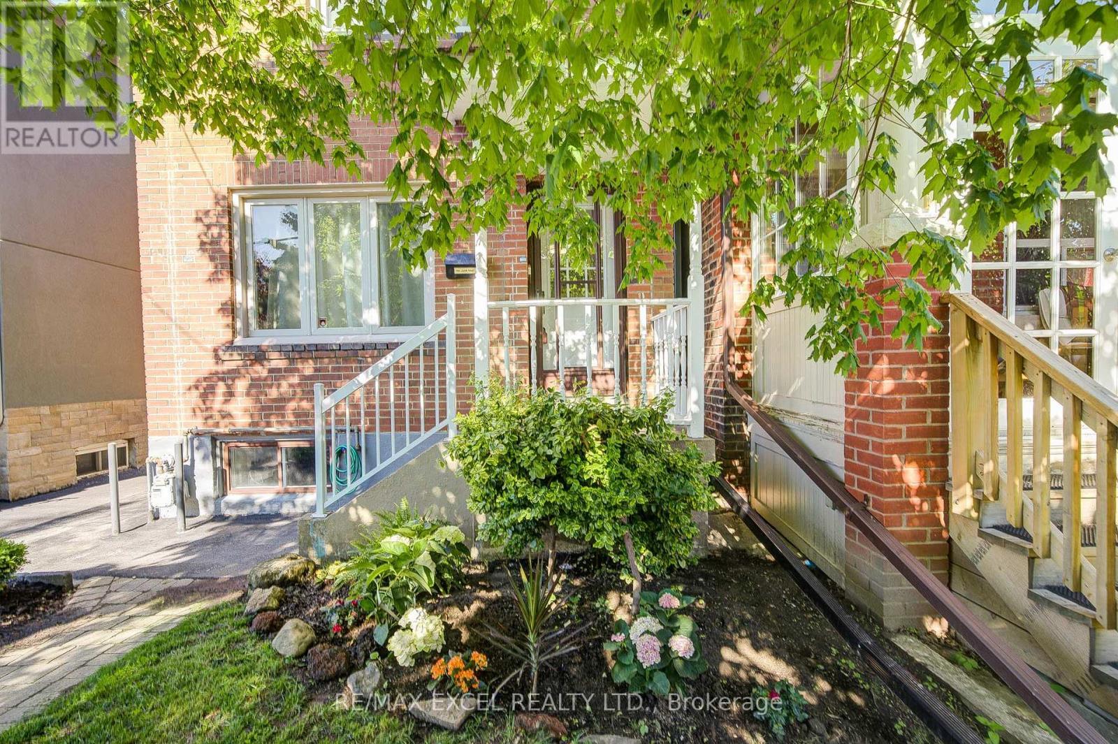 












523 DELAWARE AVENUE

,
Toronto (Wychwood),




Ontario
M6H2V3

