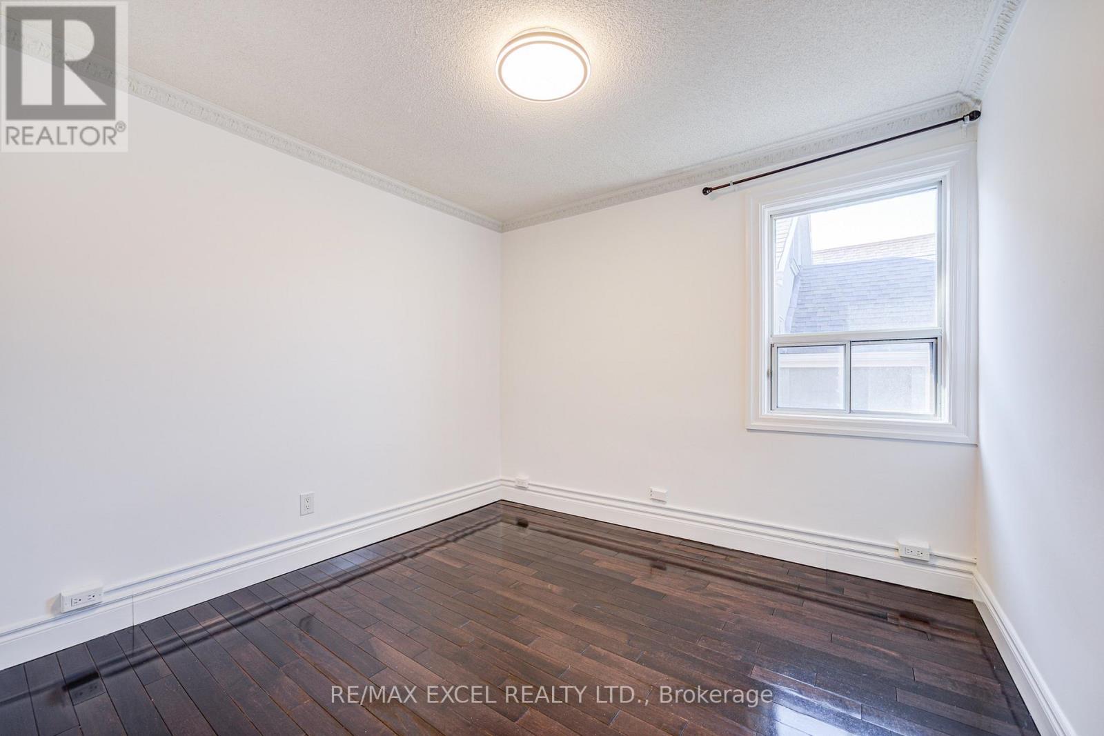 












523 DELAWARE AVENUE

,
Toronto (Wychwood),




Ontario
M6H2V3

