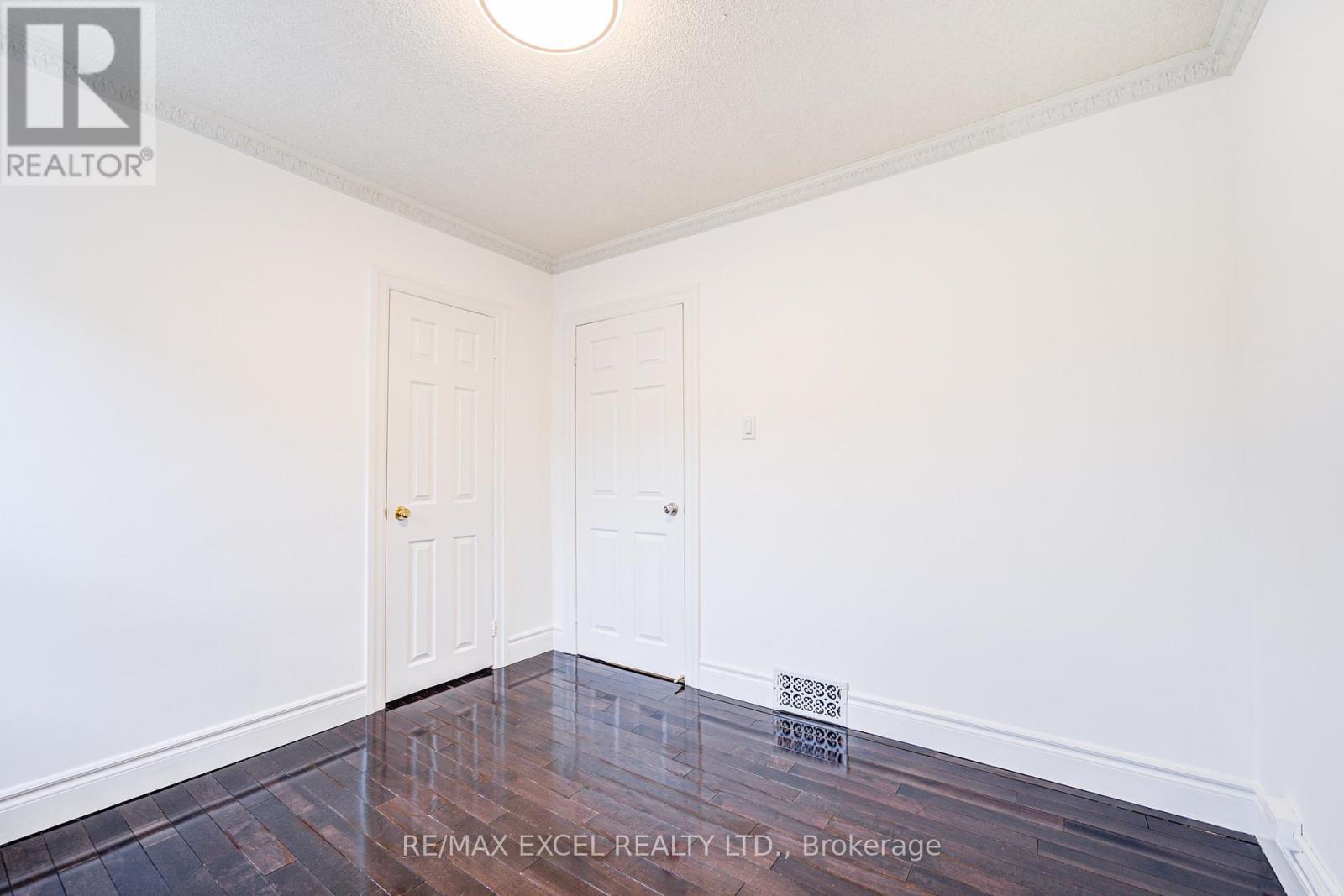 












523 DELAWARE AVENUE

,
Toronto (Wychwood),




Ontario
M6H2V3


