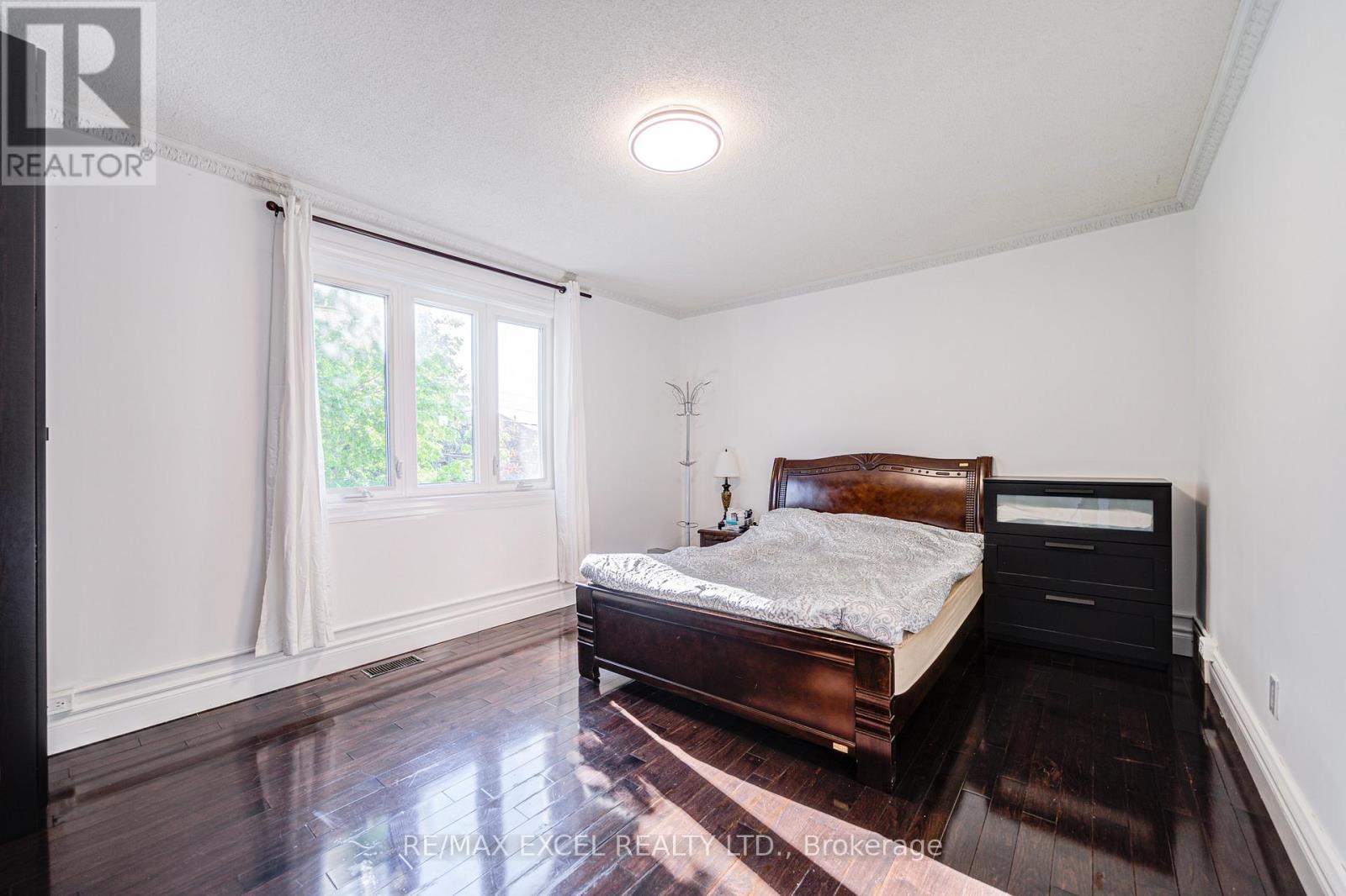 












523 DELAWARE AVENUE

,
Toronto (Wychwood),




Ontario
M6H2V3

