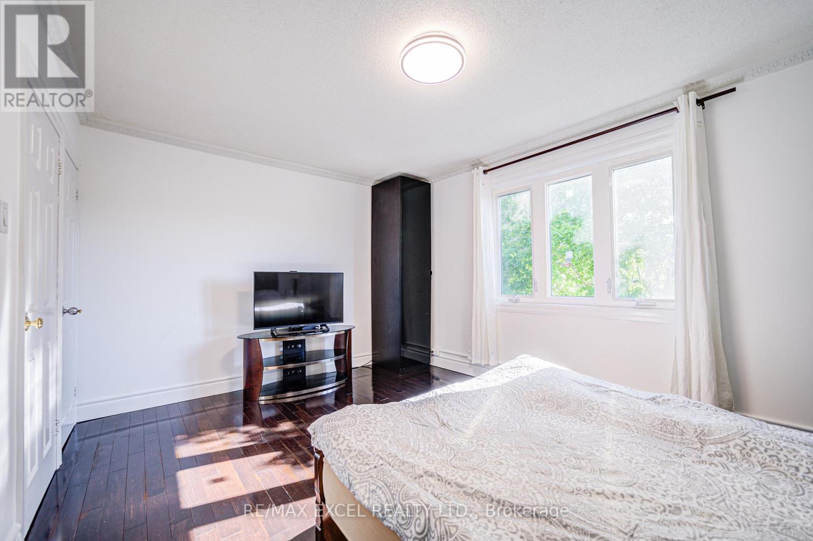 












523 DELAWARE AVENUE

,
Toronto (Wychwood),




Ontario
M6H2V3

