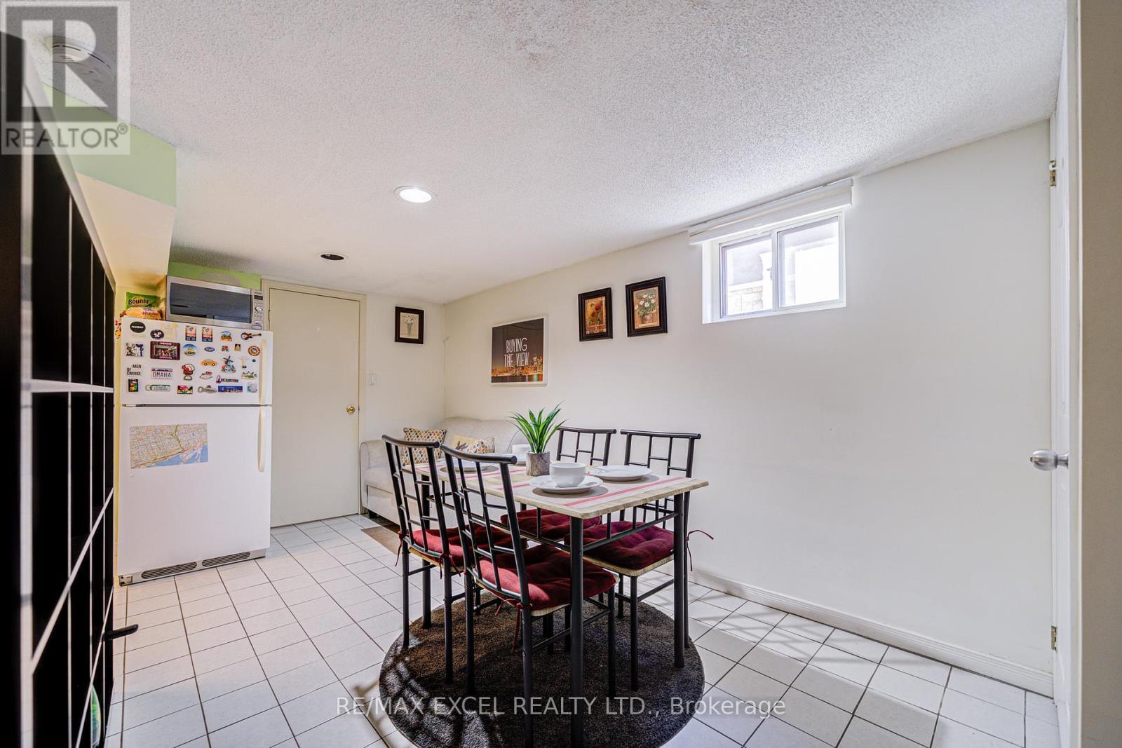 












523 DELAWARE AVENUE

,
Toronto (Wychwood),




Ontario
M6H2V3

