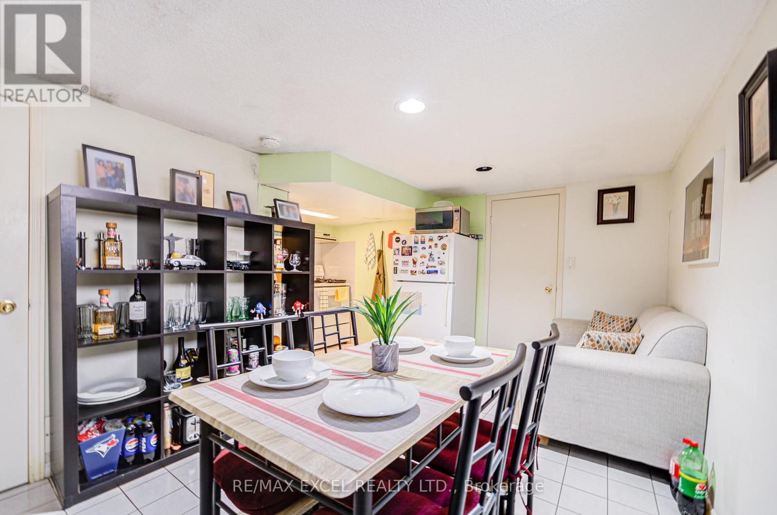 












523 DELAWARE AVENUE

,
Toronto (Wychwood),




Ontario
M6H2V3

