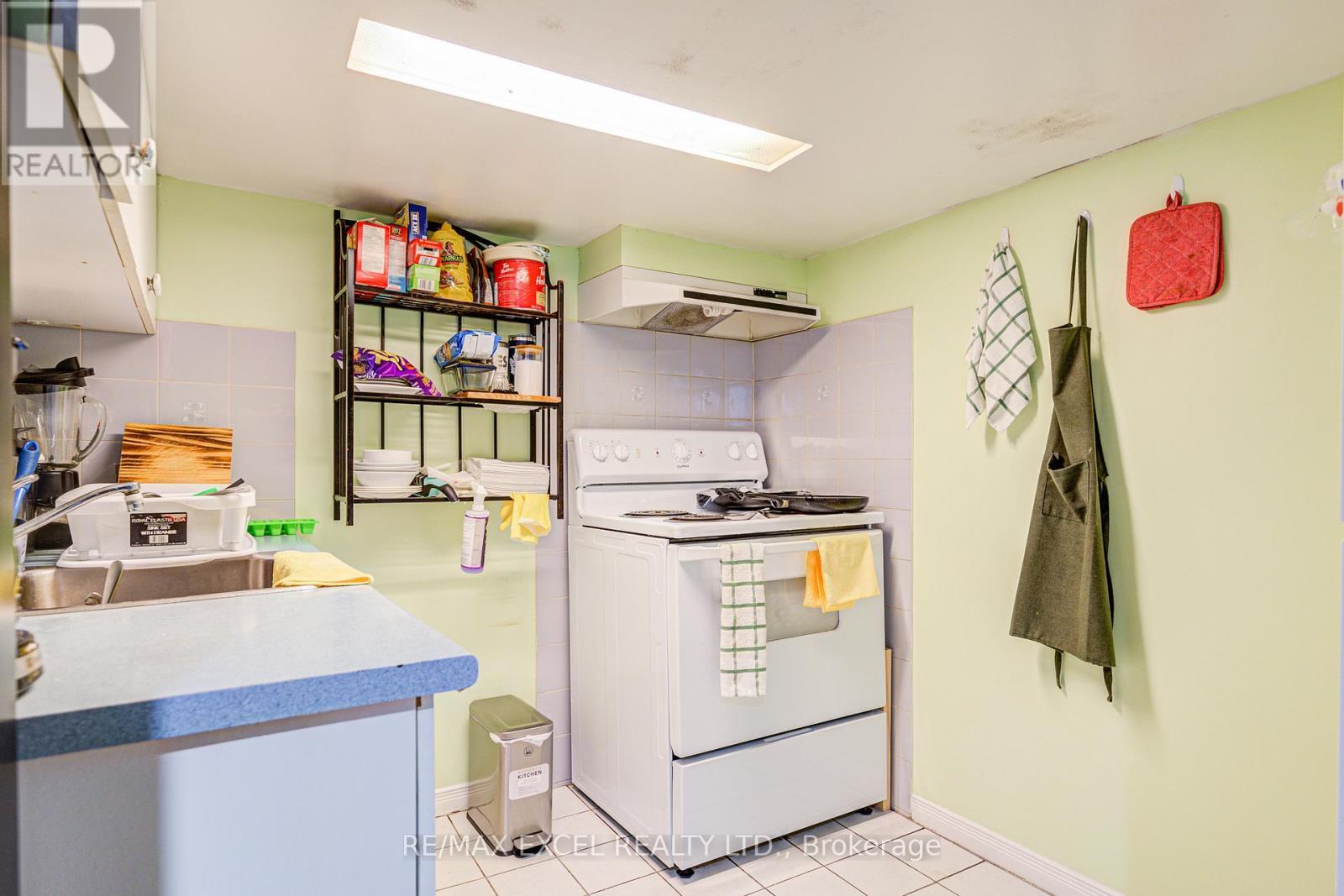 












523 DELAWARE AVENUE

,
Toronto (Wychwood),




Ontario
M6H2V3

