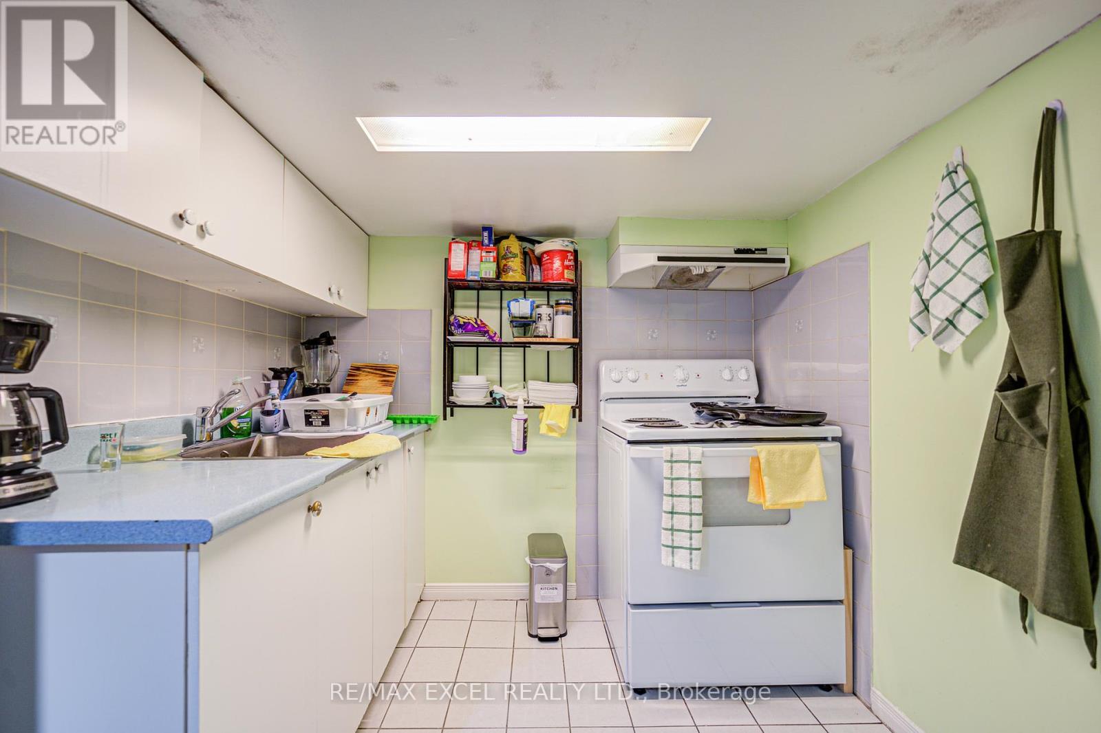 












523 DELAWARE AVENUE

,
Toronto (Wychwood),




Ontario
M6H2V3

