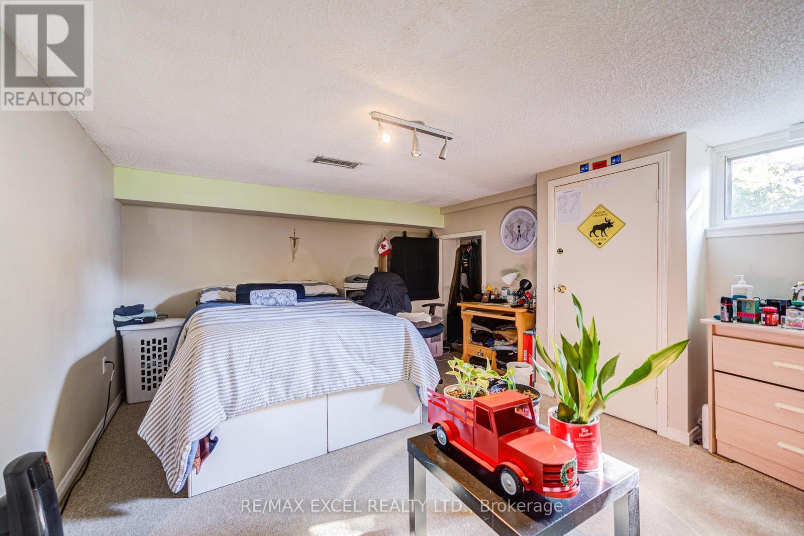 












523 DELAWARE AVENUE

,
Toronto (Wychwood),




Ontario
M6H2V3

