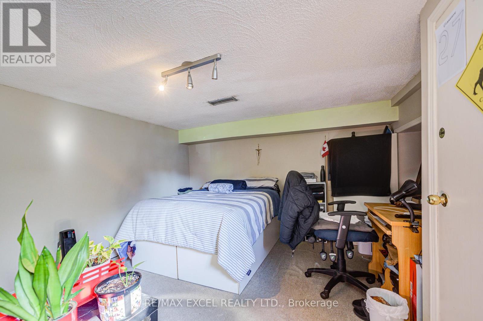 












523 DELAWARE AVENUE

,
Toronto (Wychwood),




Ontario
M6H2V3

