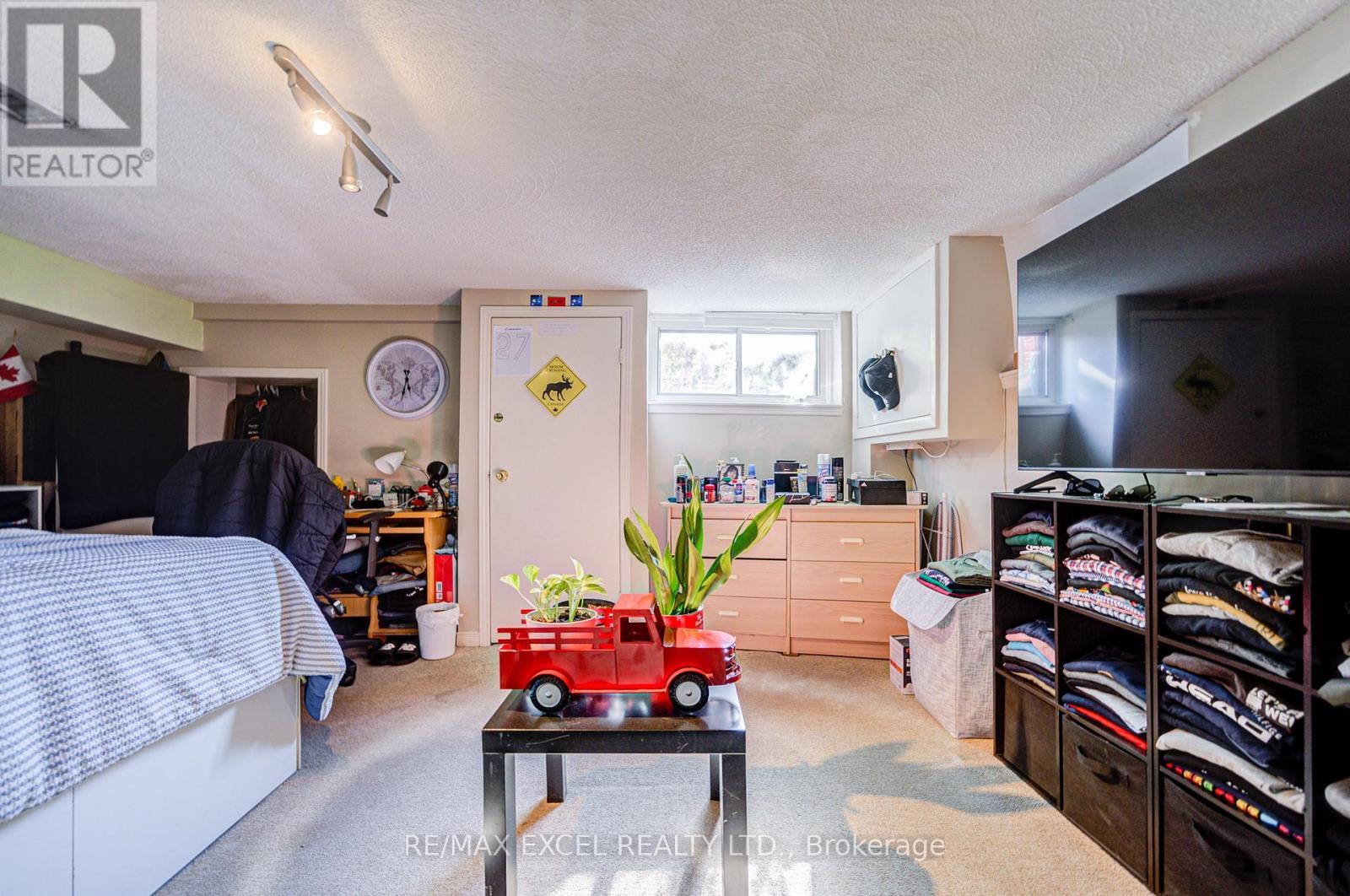 












523 DELAWARE AVENUE

,
Toronto (Wychwood),




Ontario
M6H2V3

