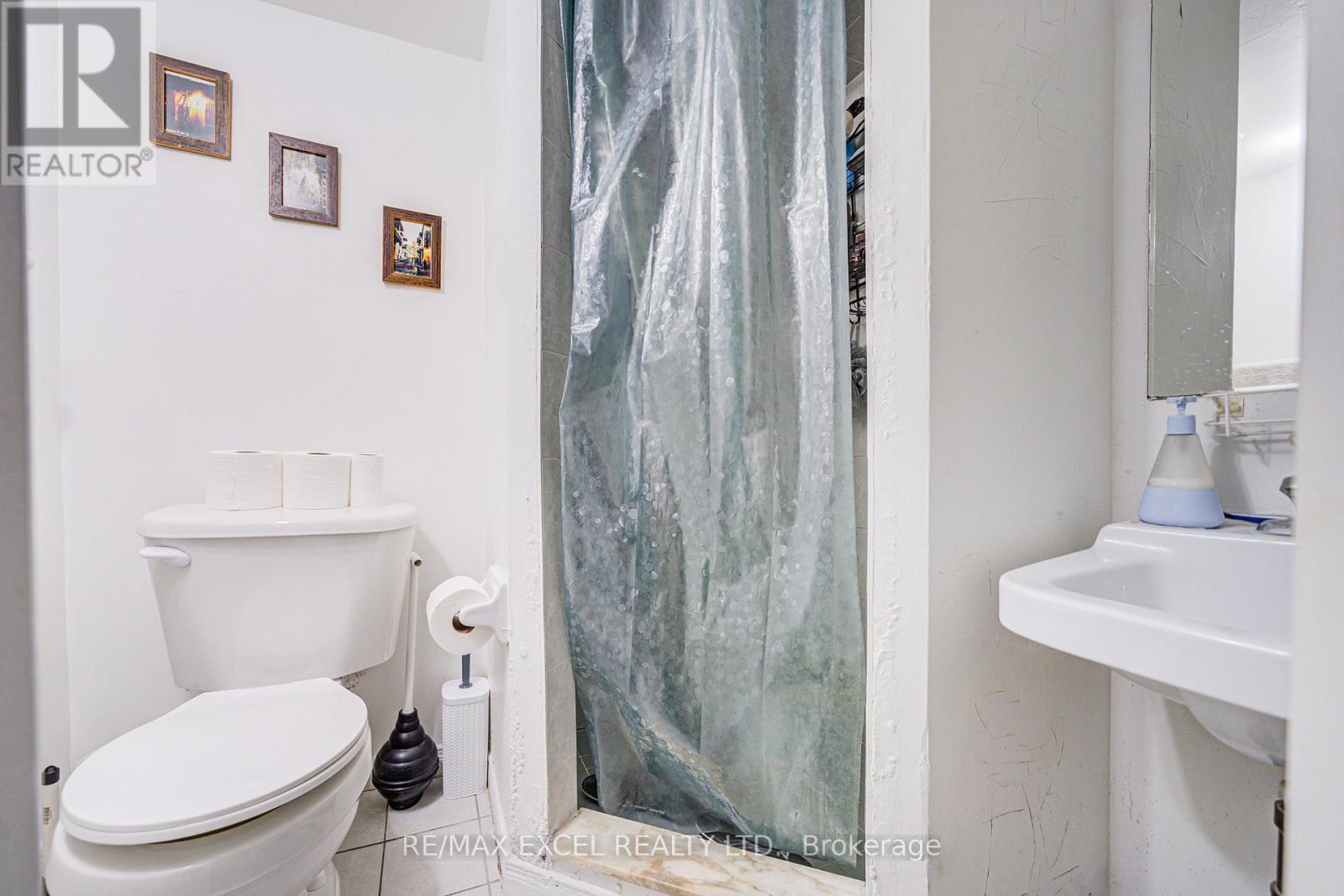












523 DELAWARE AVENUE

,
Toronto (Wychwood),




Ontario
M6H2V3

