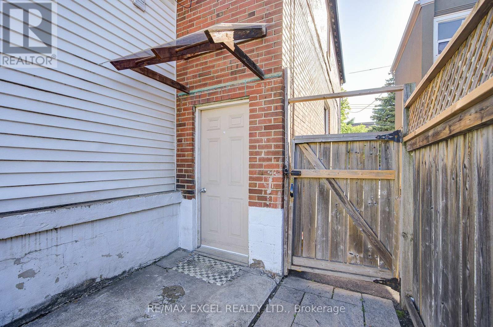 












523 DELAWARE AVENUE

,
Toronto (Wychwood),




Ontario
M6H2V3


