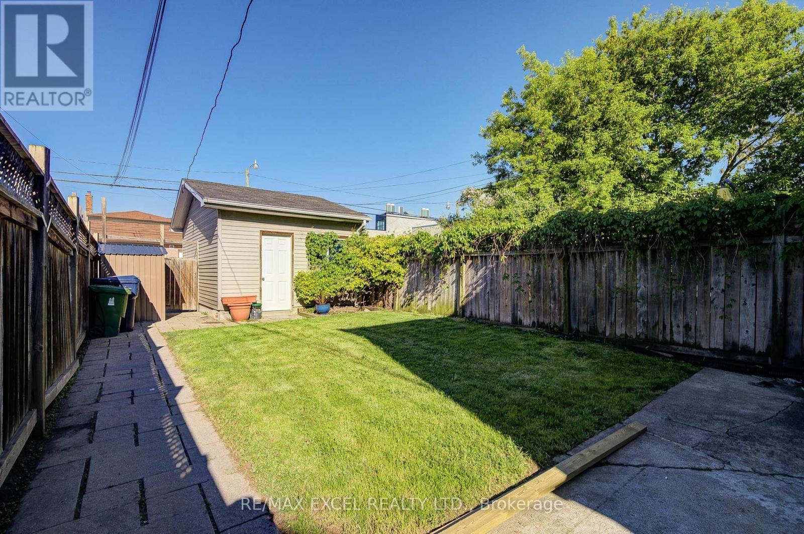 












523 DELAWARE AVENUE

,
Toronto (Wychwood),




Ontario
M6H2V3

