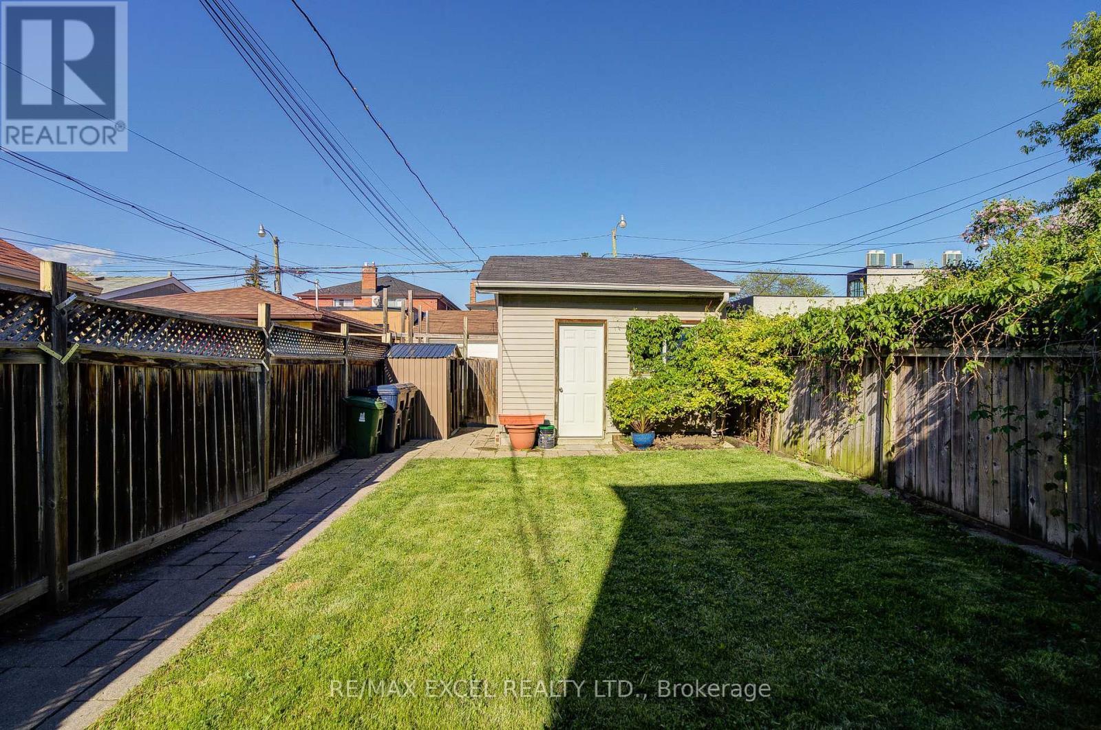 












523 DELAWARE AVENUE

,
Toronto (Wychwood),




Ontario
M6H2V3


