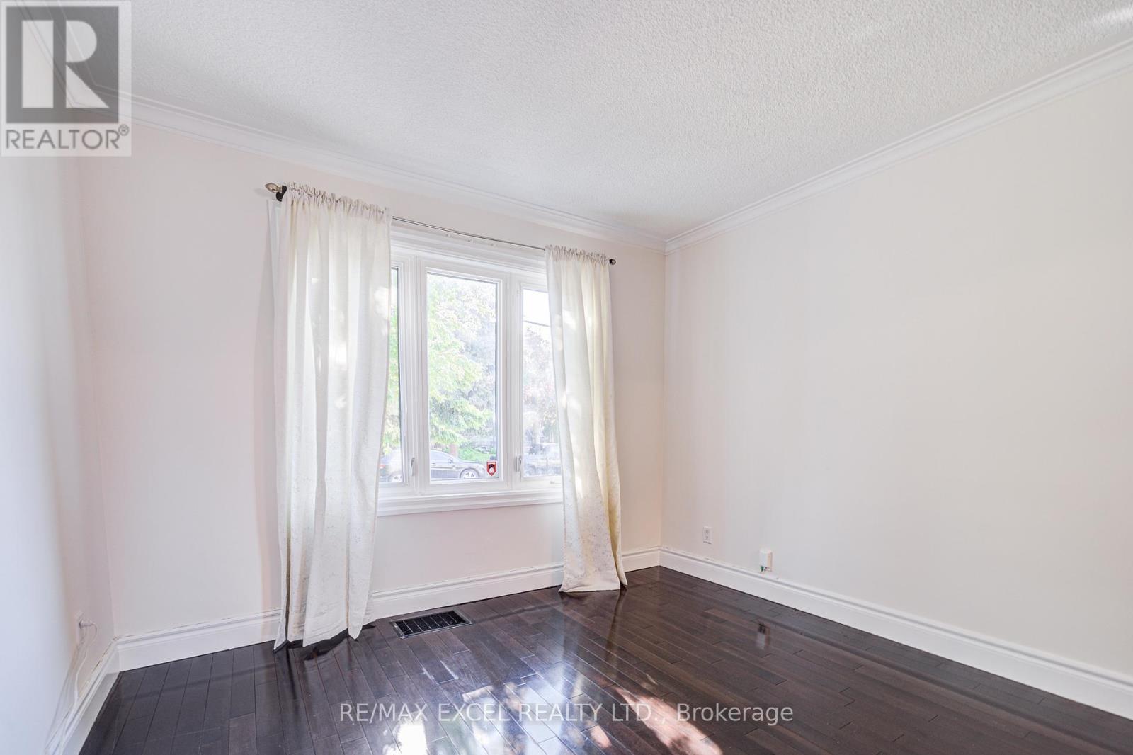 












523 DELAWARE AVENUE

,
Toronto (Wychwood),




Ontario
M6H2V3

