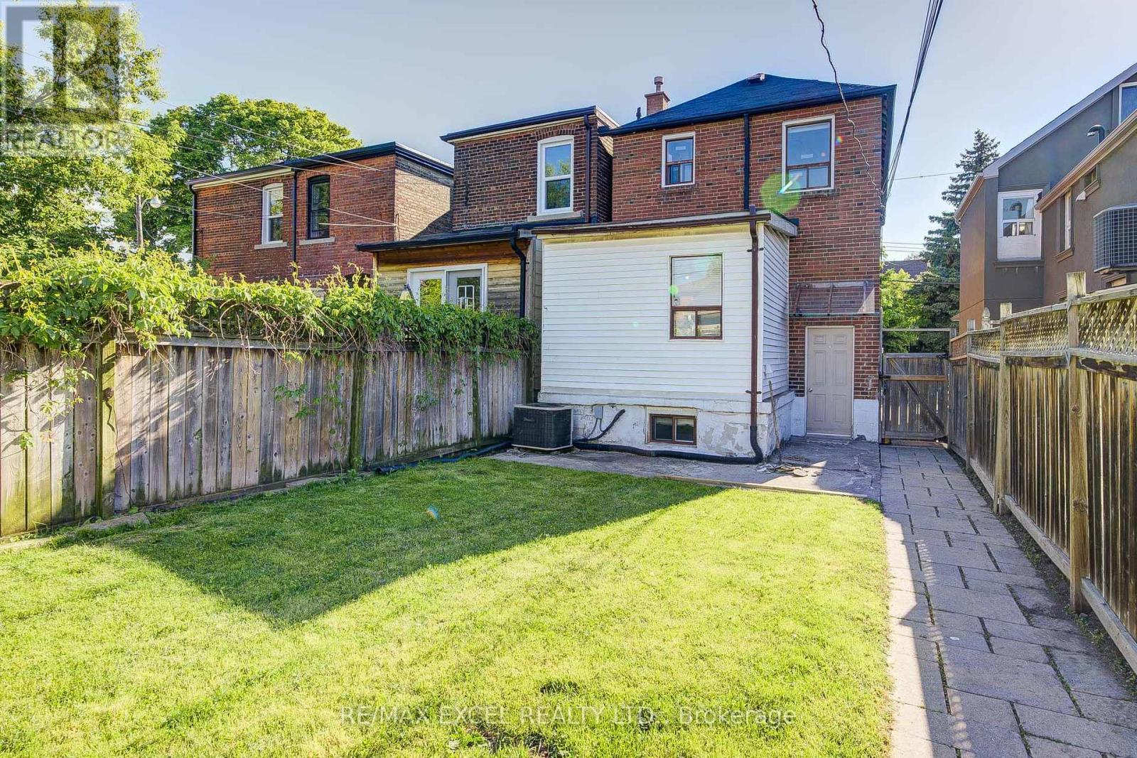 












523 DELAWARE AVENUE

,
Toronto (Wychwood),




Ontario
M6H2V3

