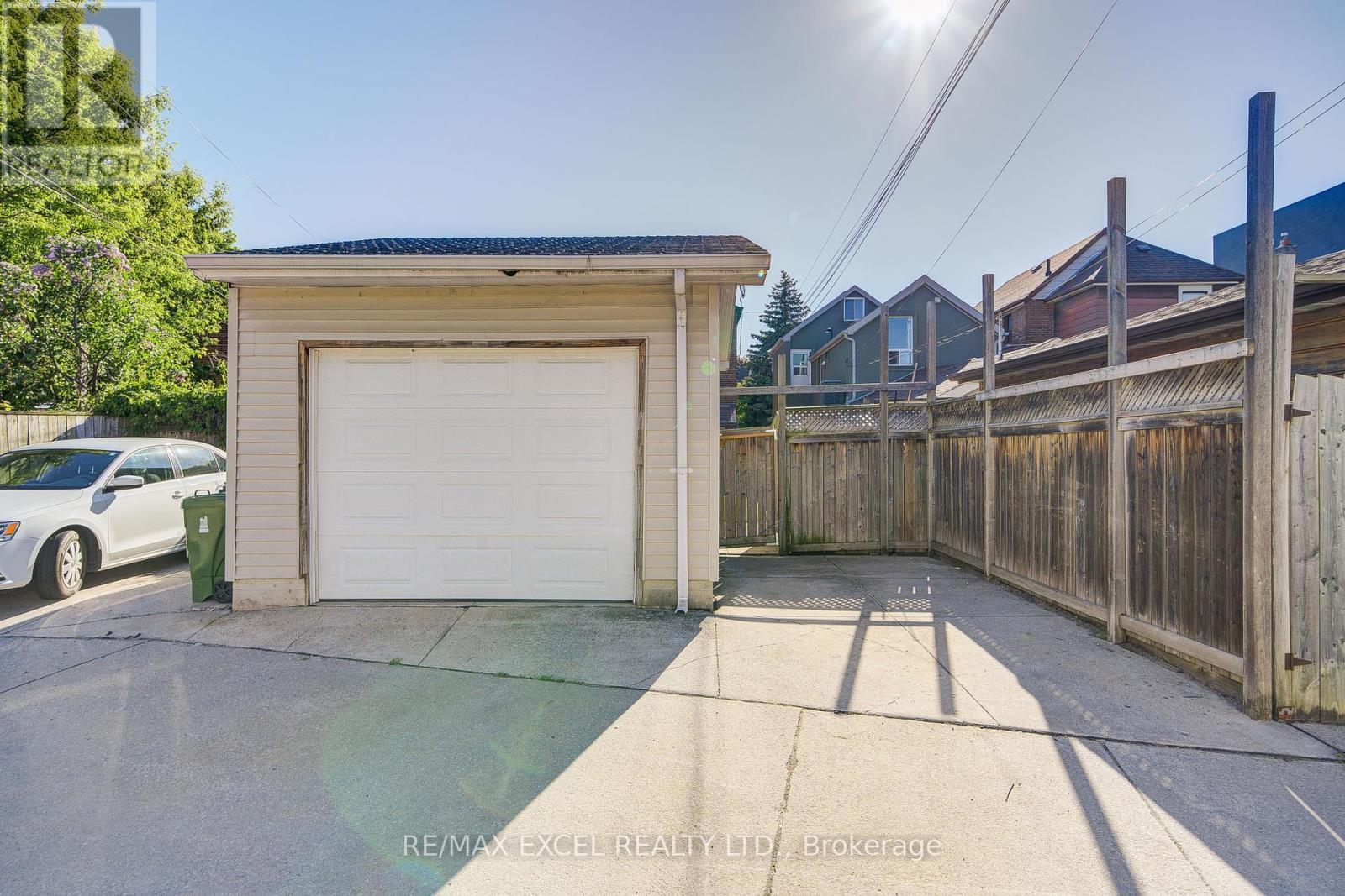 












523 DELAWARE AVENUE

,
Toronto (Wychwood),




Ontario
M6H2V3

