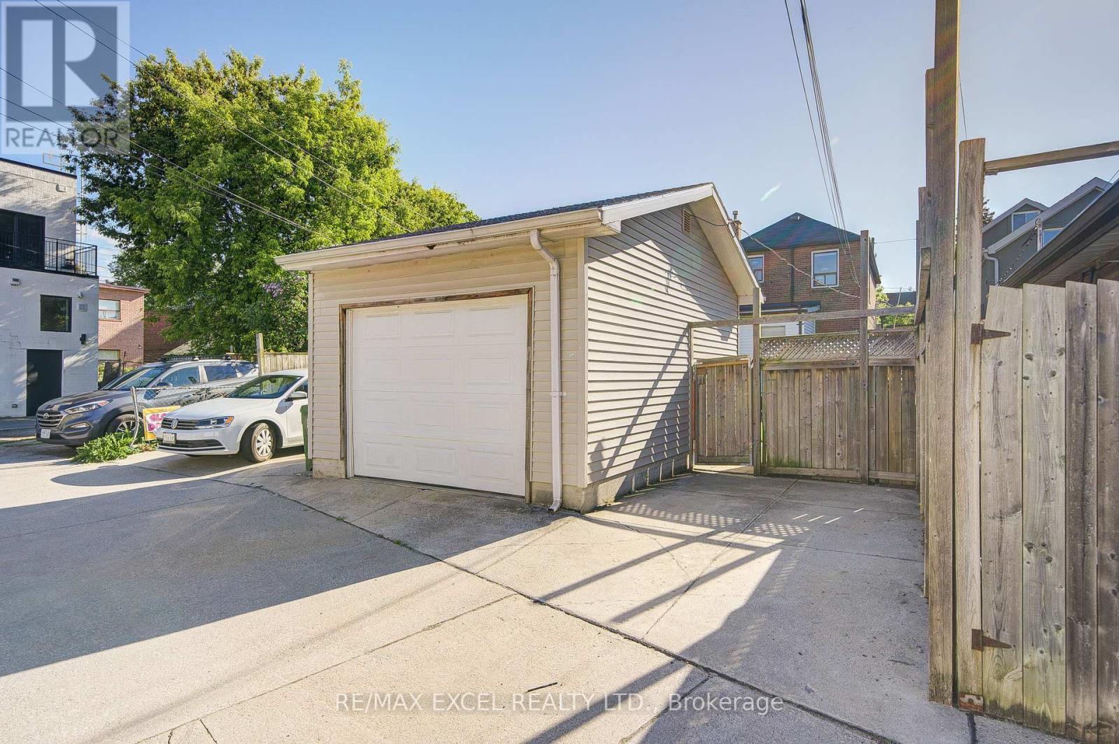 












523 DELAWARE AVENUE

,
Toronto (Wychwood),




Ontario
M6H2V3

