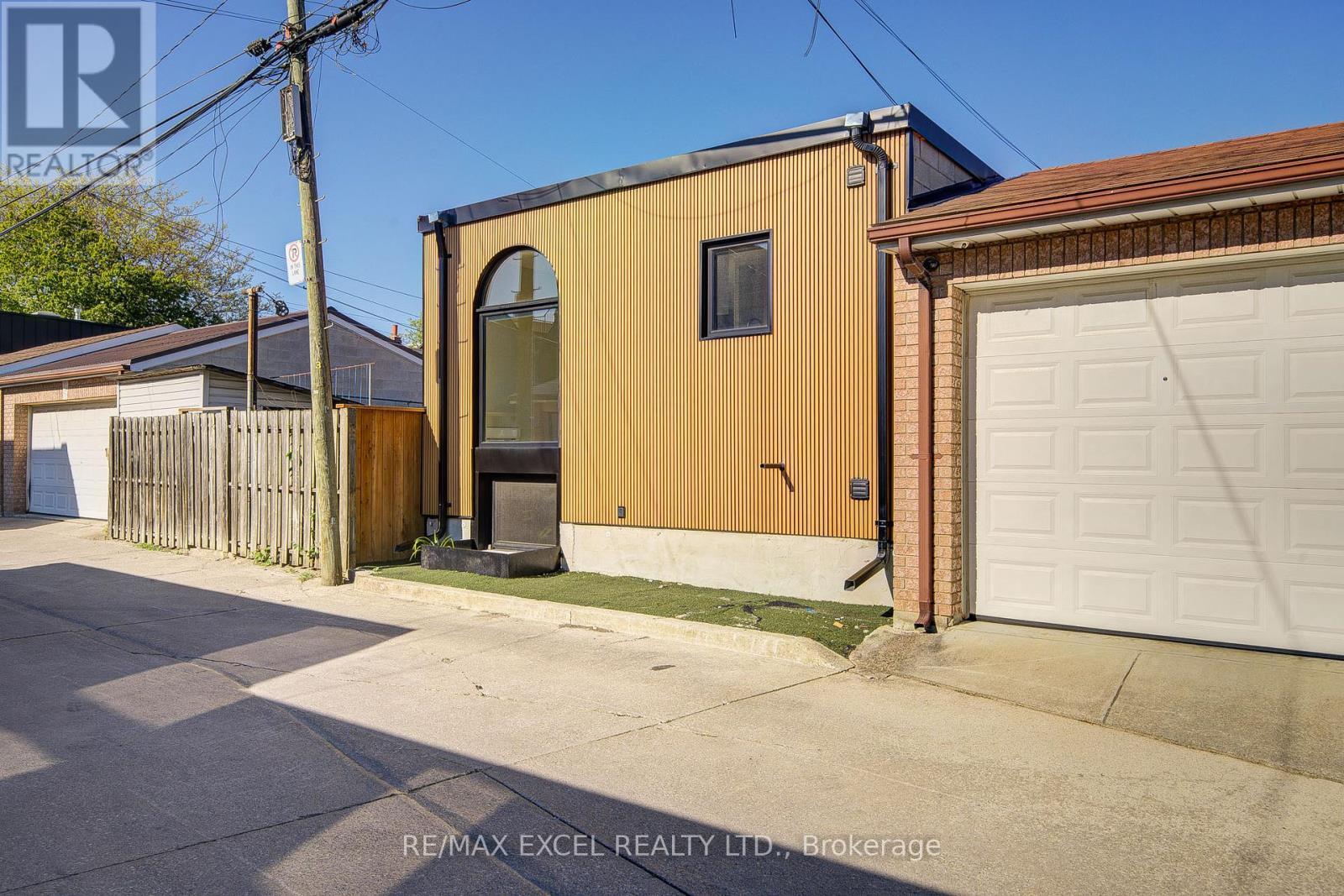 












523 DELAWARE AVENUE

,
Toronto (Wychwood),




Ontario
M6H2V3


