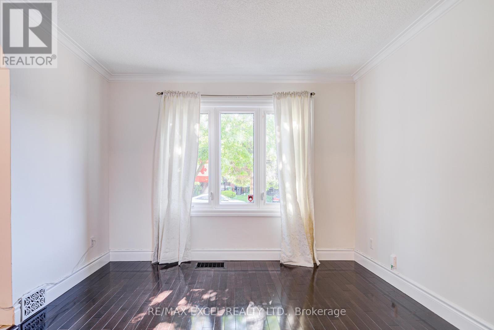 












523 DELAWARE AVENUE

,
Toronto (Wychwood),




Ontario
M6H2V3

