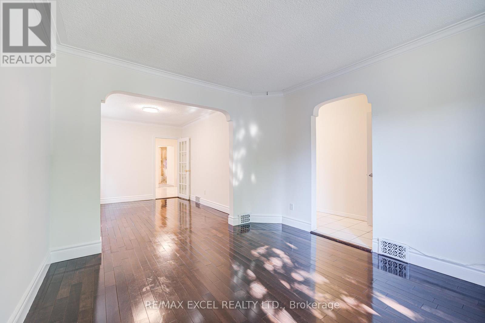 












523 DELAWARE AVENUE

,
Toronto (Wychwood),




Ontario
M6H2V3

