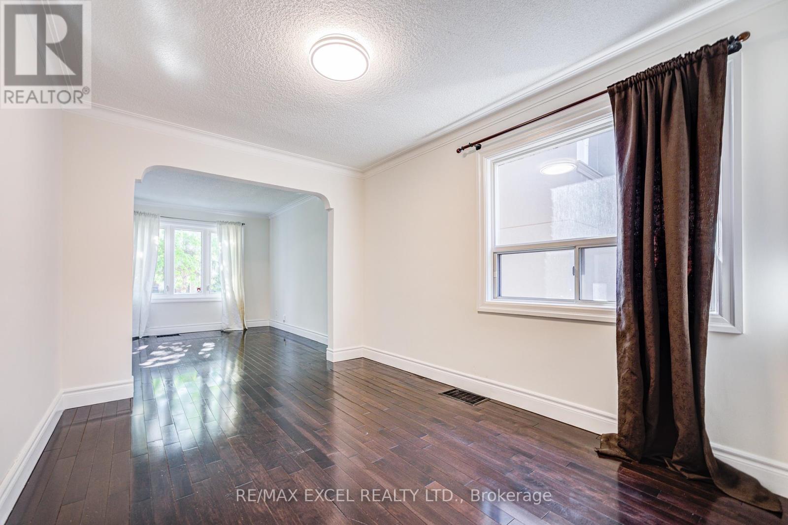 












523 DELAWARE AVENUE

,
Toronto (Wychwood),




Ontario
M6H2V3

