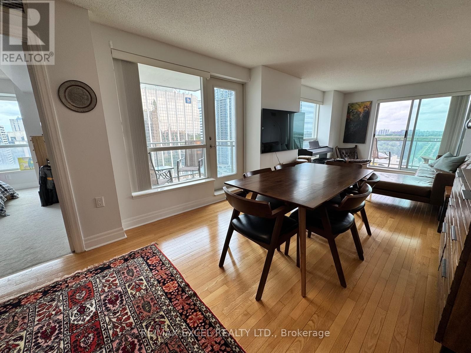 












2006 - 21 HILLCREST AVENUE

,
Toronto (Willowdale East),




Ontario
M2N7K2

