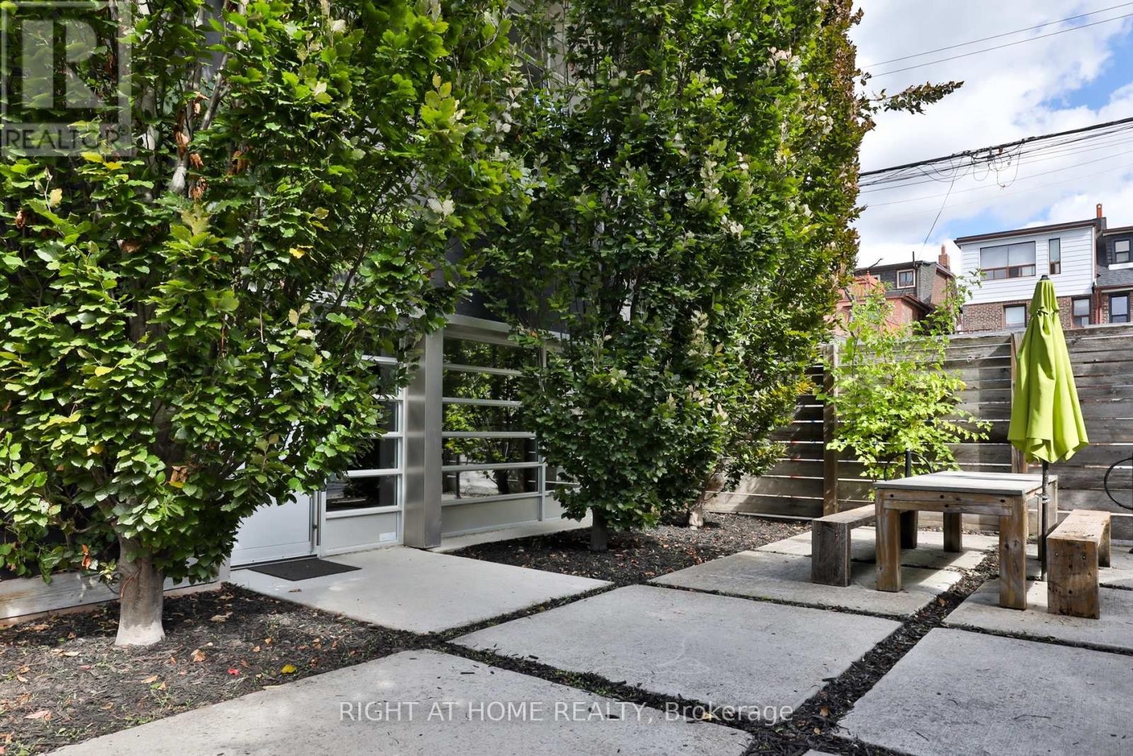 












660R COLLEGE STREET

,
Toronto (Palmerston-Little Italy),




Ontario
M6G1B8

