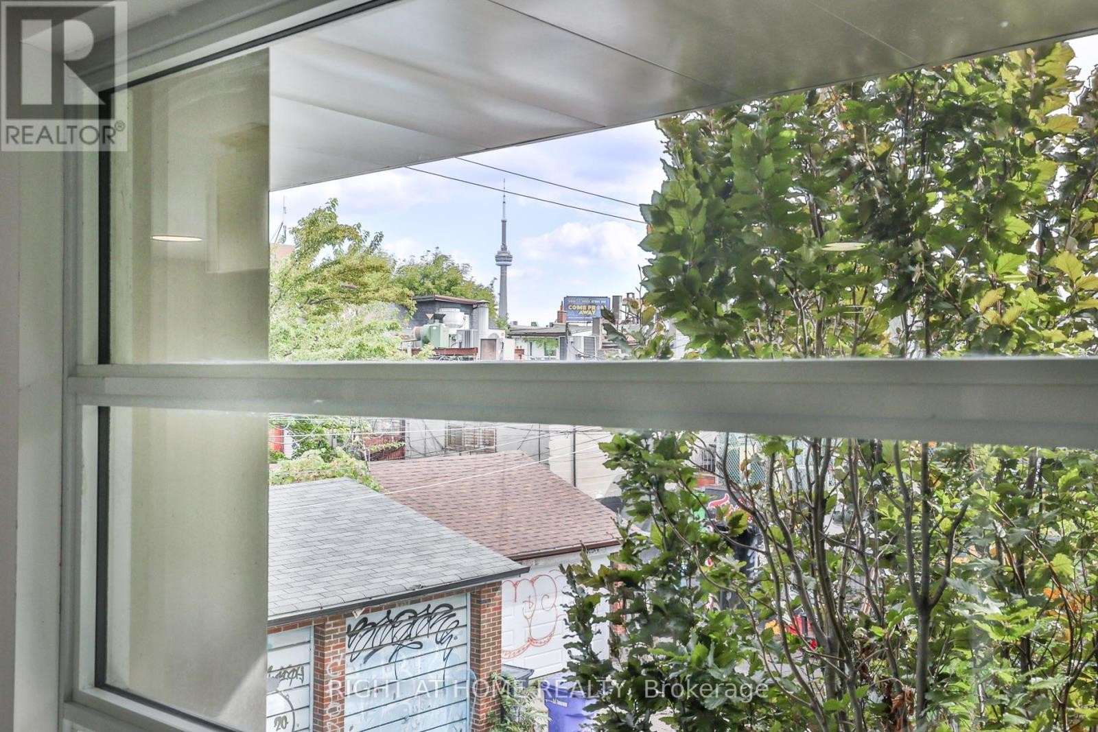 












660R COLLEGE STREET

,
Toronto (Palmerston-Little Italy),




Ontario
M6G1B8

