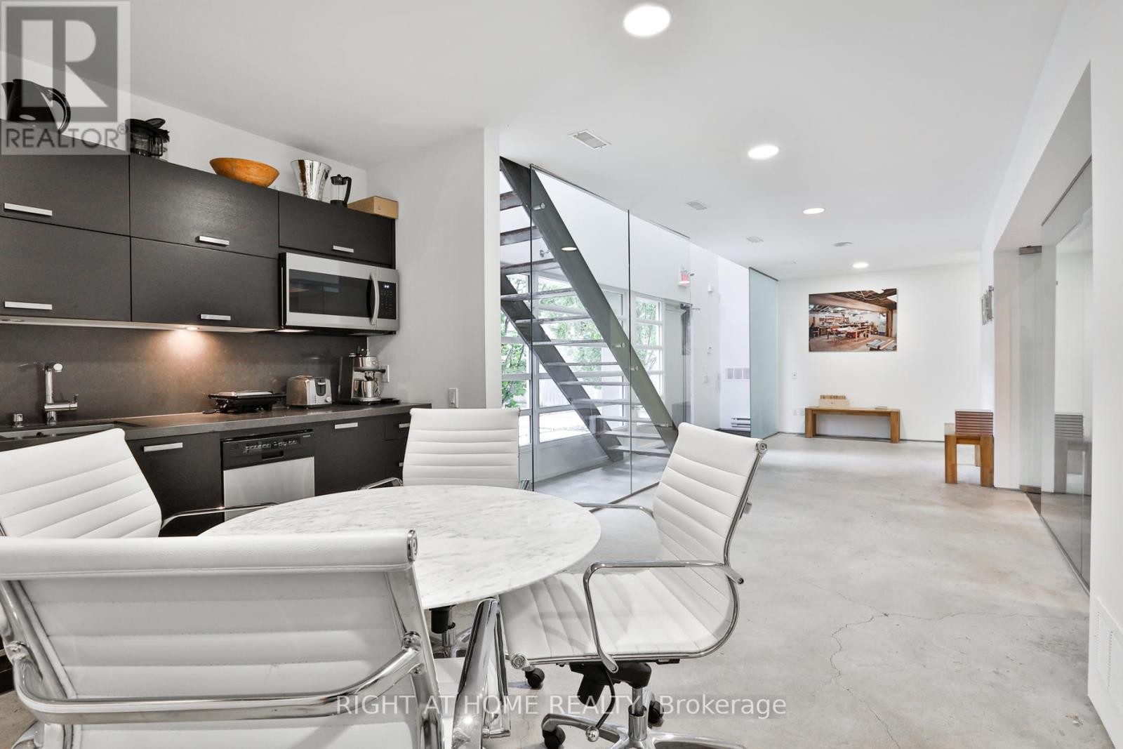 












660R COLLEGE STREET

,
Toronto (Palmerston-Little Italy),




Ontario
M6G1B8


