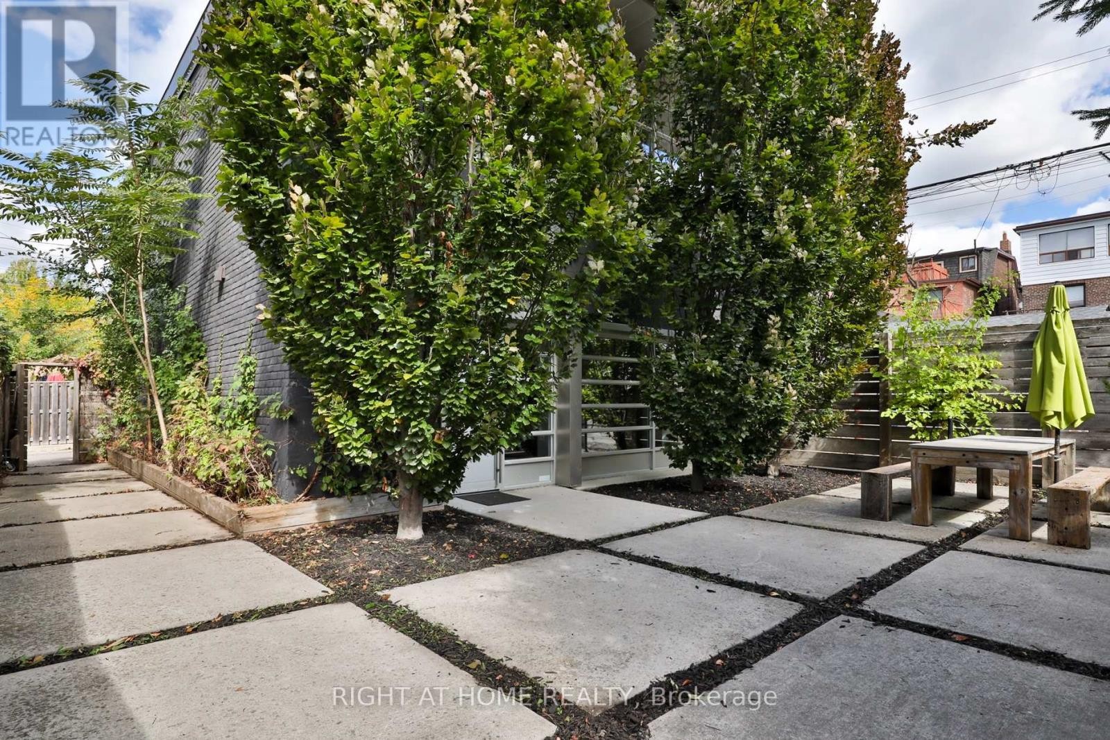 












660R COLLEGE STREET

,
Toronto (Palmerston-Little Italy),




Ontario
M6G1B8

