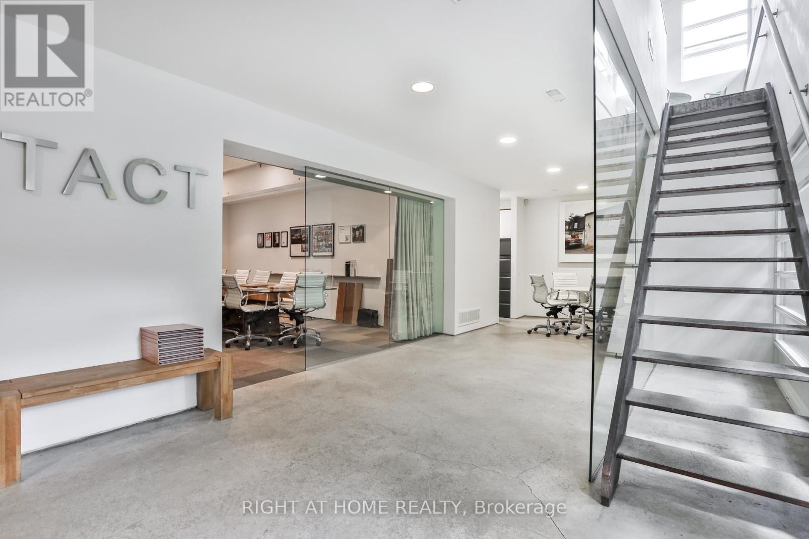 












660R COLLEGE STREET

,
Toronto (Palmerston-Little Italy),




Ontario
M6G1B8

