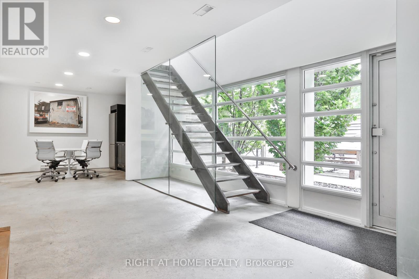 












660R COLLEGE STREET

,
Toronto (Palmerston-Little Italy),




Ontario
M6G1B8

