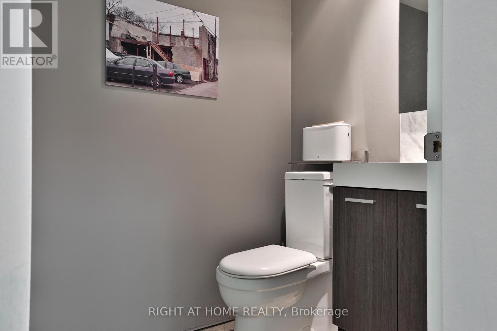 












660R COLLEGE STREET

,
Toronto (Palmerston-Little Italy),




Ontario
M6G1B8


