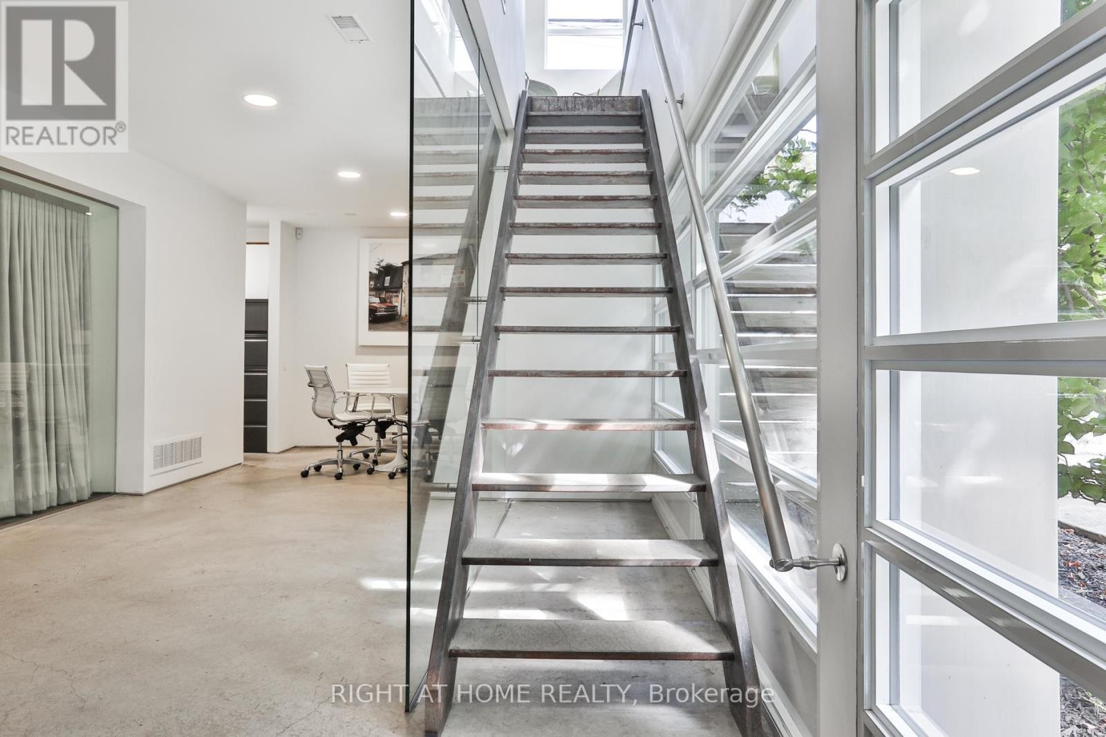 












660R COLLEGE STREET

,
Toronto (Palmerston-Little Italy),




Ontario
M6G1B8

