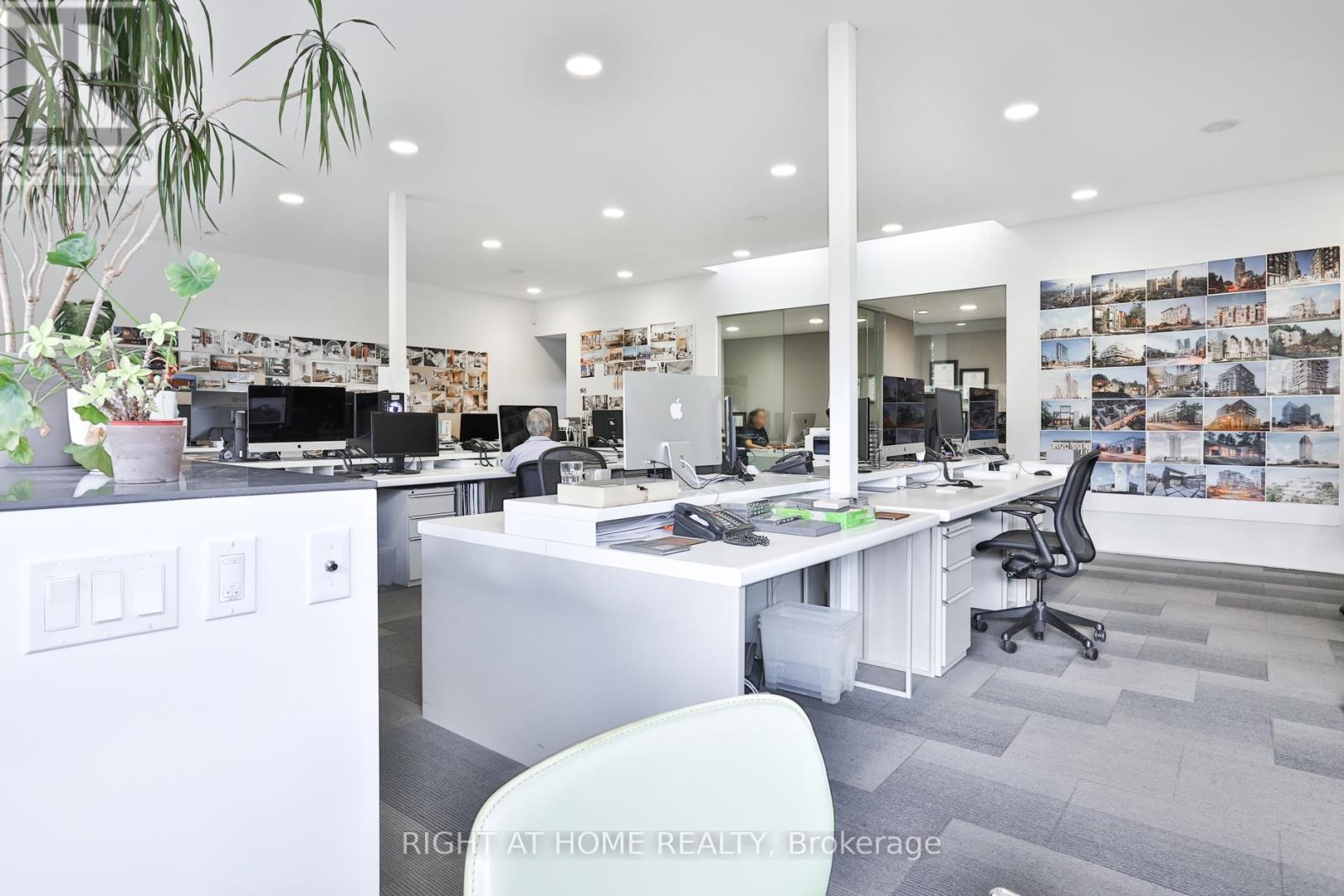 












660R COLLEGE STREET

,
Toronto (Palmerston-Little Italy),




Ontario
M6G1B8

