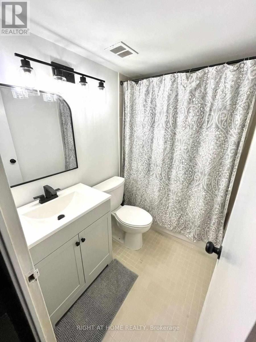 












1012 - 177 LINUS ROAD

,
Toronto (Don Valley Village),




Ontario
M2J4S5

