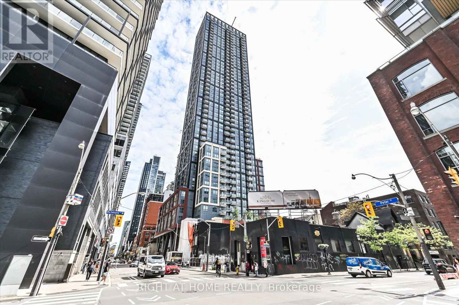 












825 - 108 PETER STREET

,
Toronto (Waterfront Communities),




Ontario
M5V0W2

