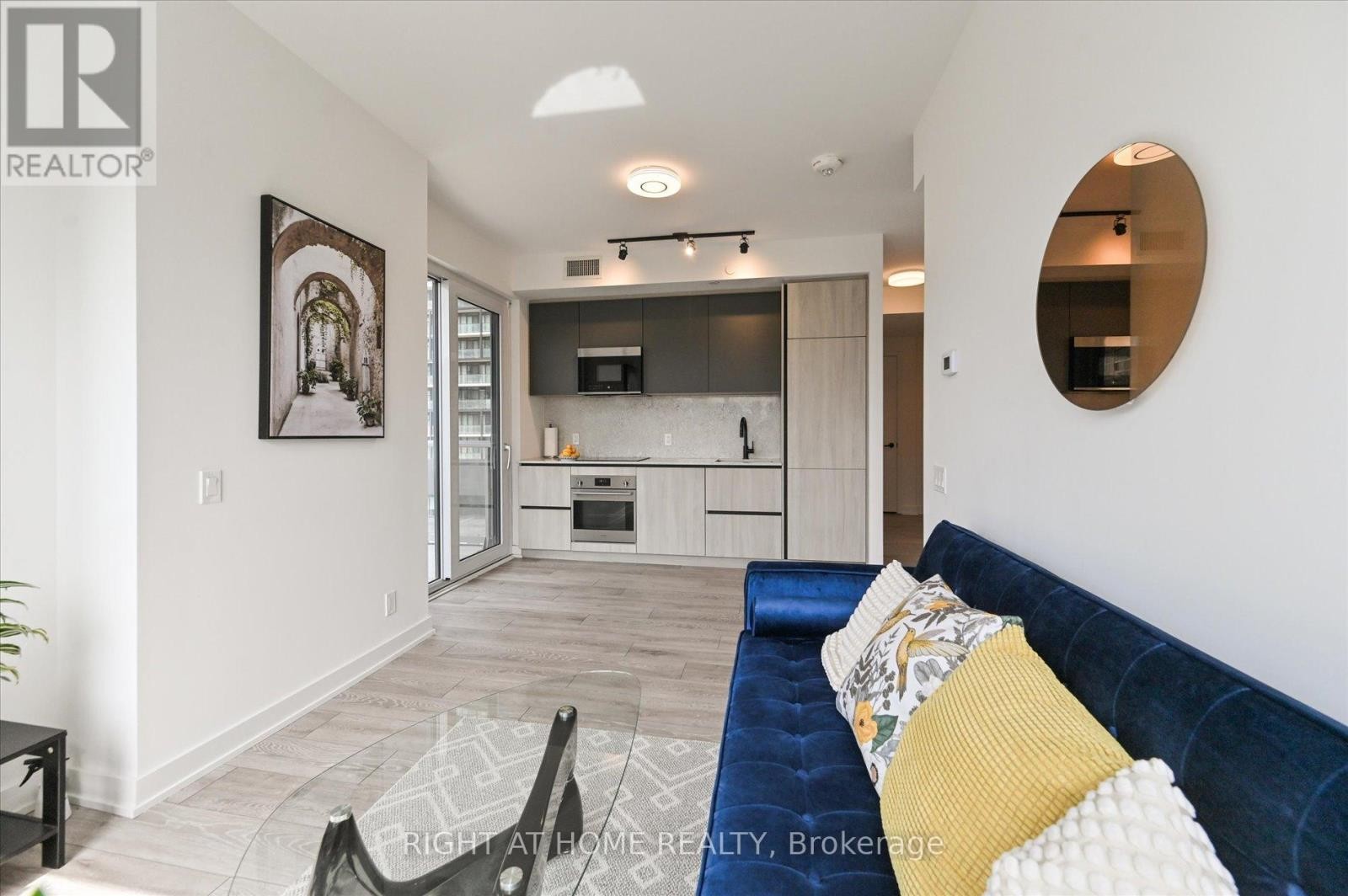 












825 - 108 PETER STREET

,
Toronto (Waterfront Communities),




Ontario
M5V0W2

