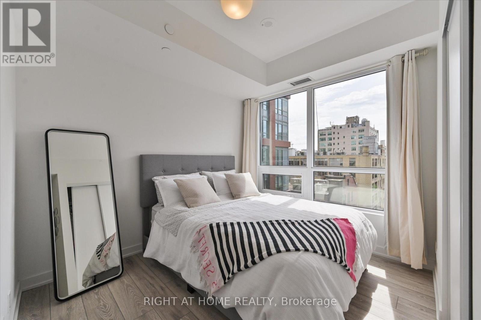 












825 - 108 PETER STREET

,
Toronto (Waterfront Communities),




Ontario
M5V0W2

