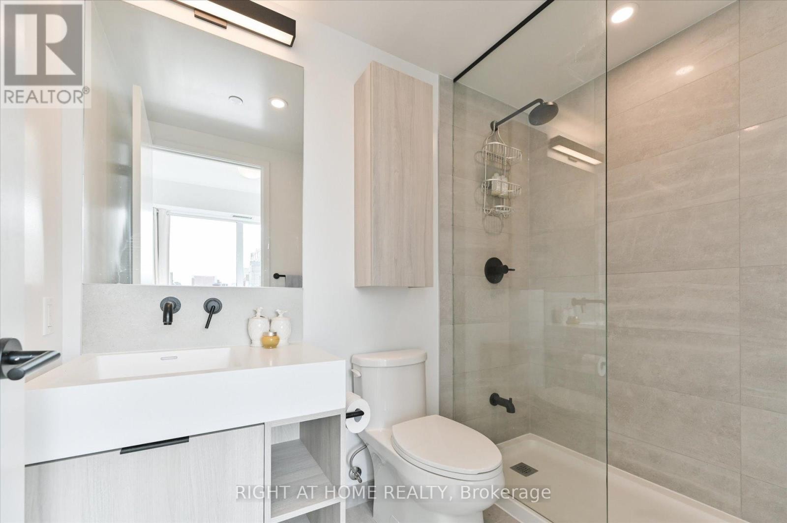 












825 - 108 PETER STREET

,
Toronto (Waterfront Communities),




Ontario
M5V0W2

