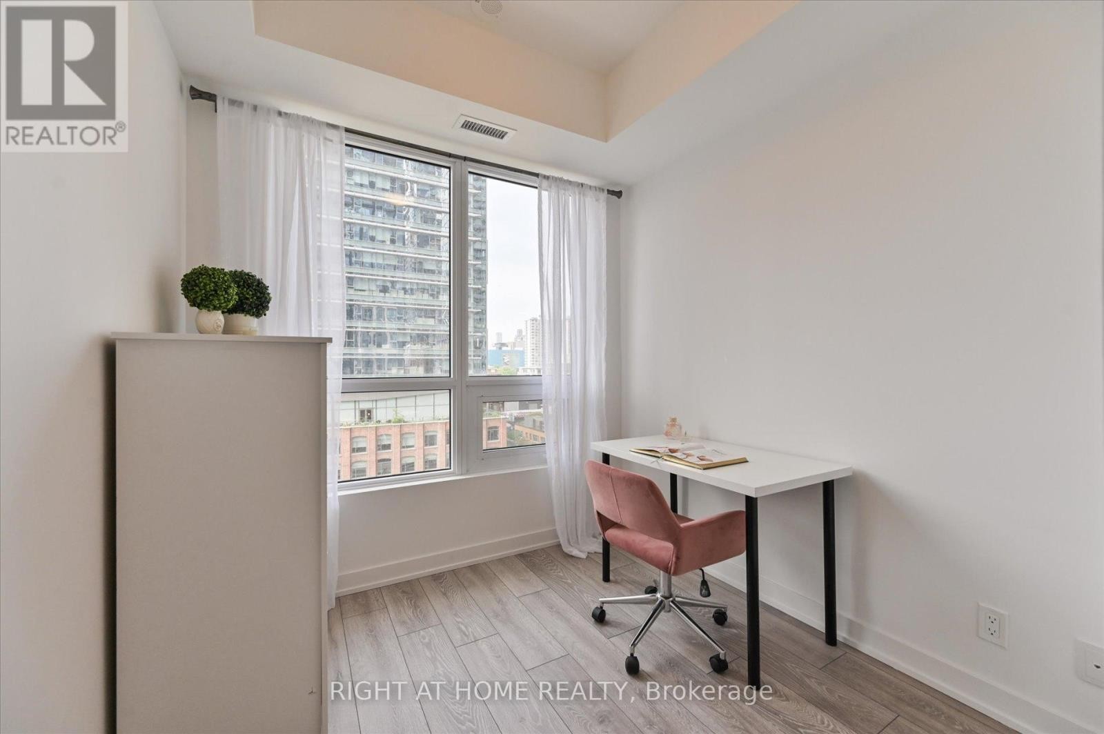 












825 - 108 PETER STREET

,
Toronto (Waterfront Communities),




Ontario
M5V0W2

