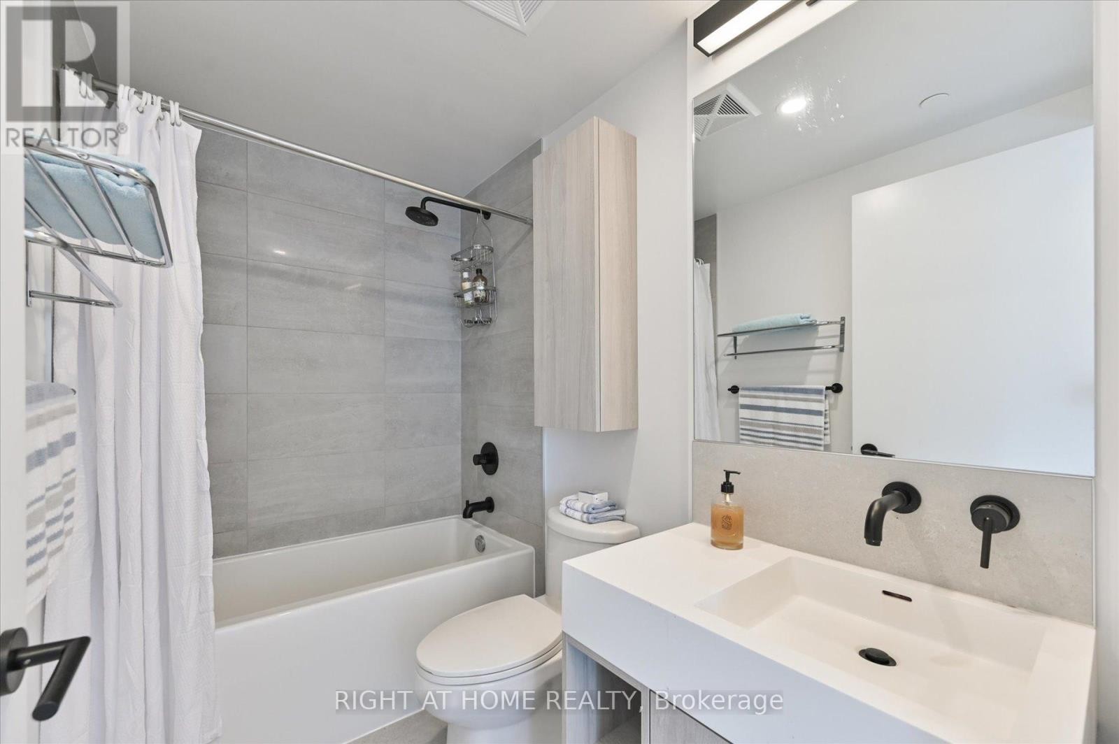 












825 - 108 PETER STREET

,
Toronto (Waterfront Communities),




Ontario
M5V0W2


